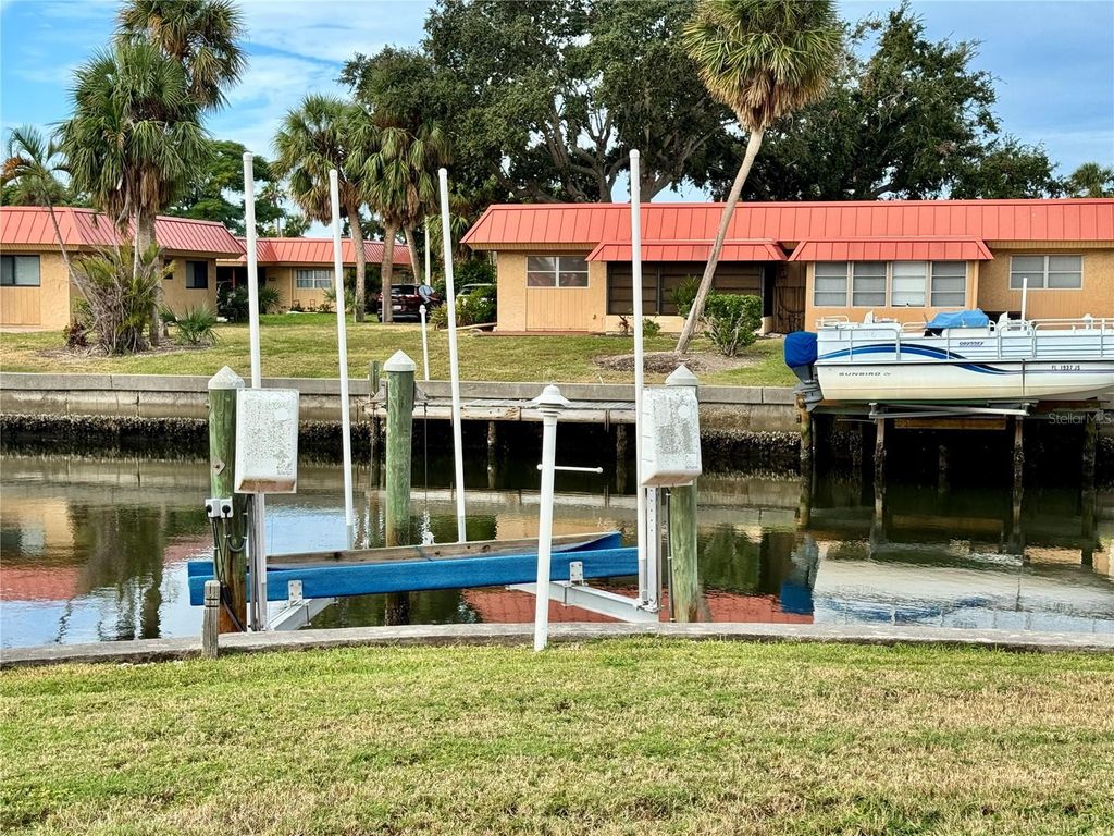 Image 34 of property listing at 4104 CATALINA DRIVE, Bradenton, FL 34210