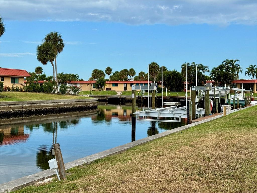 Image 35 of property listing at 4104 CATALINA DRIVE, Bradenton, FL 34210