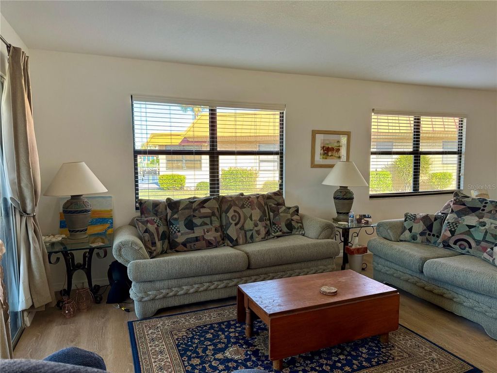 Image 6 of property listing at 4104 CATALINA DRIVE, Bradenton, FL 34210