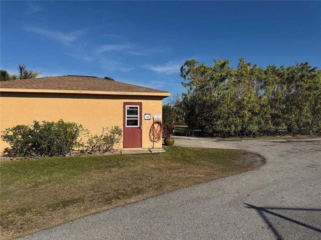 Image 62 of property listing at 4104 CATALINA DRIVE, Bradenton, FL 34210