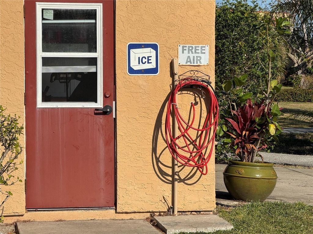 Image 63 of property listing at 4104 CATALINA DRIVE, Bradenton, FL 34210