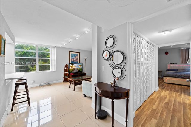 9400 Live Oak Place 305, Davie, FL 33324