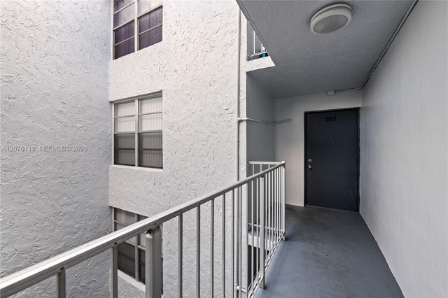 9400 Live Oak Place 305, Davie, FL 33324
