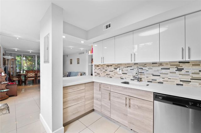 9400 Live Oak Place 305, Davie, FL 33324