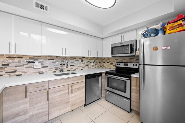 9400 Live Oak Place 305, Davie, FL 33324