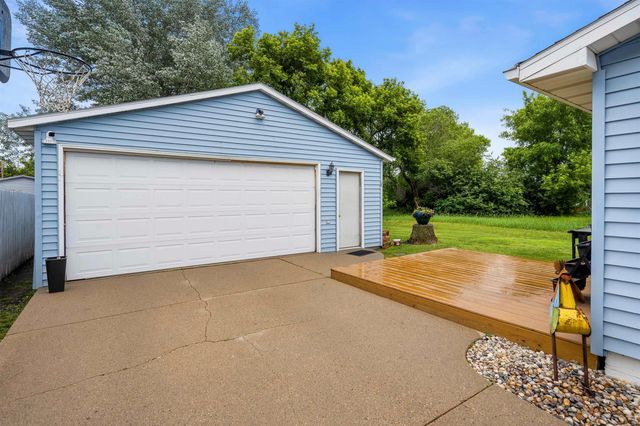 522 6th ST NE, Minot, ND 58703