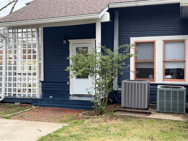 132 S Ward Street, Italy, TX 76651