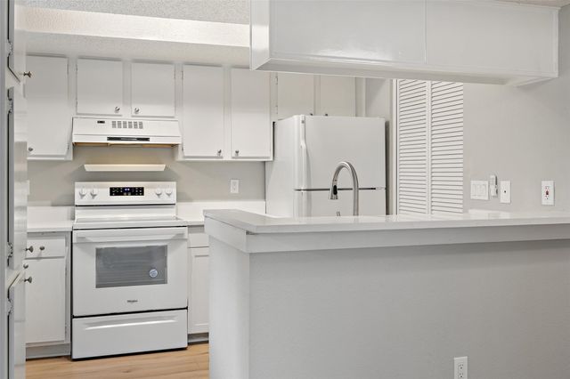 7635 Guadalupe ST 102, Austin, TX 78752