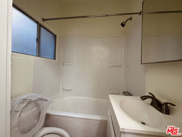 920 S S Hobart Blvd 409, Los Angeles, CA 90006