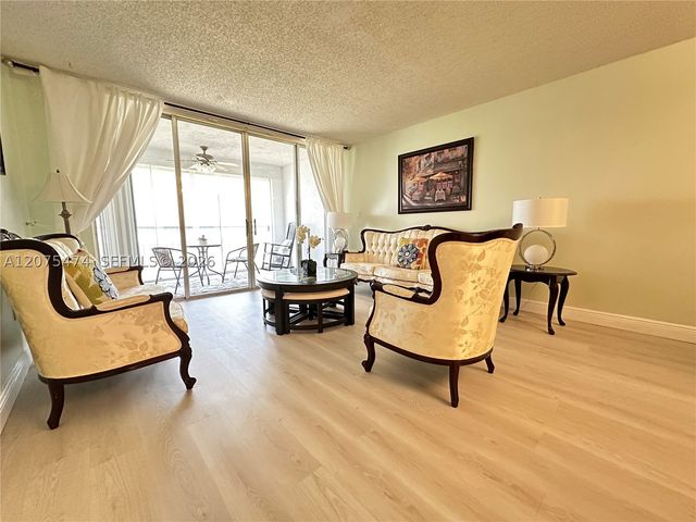 3910 Inverrary Blvd 202-B, Lauderhill, FL 33319