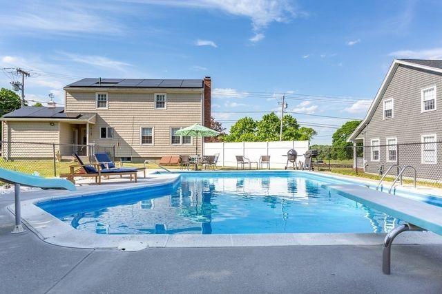 583 Whetstone Hill Rd, Somerset, MA 02726