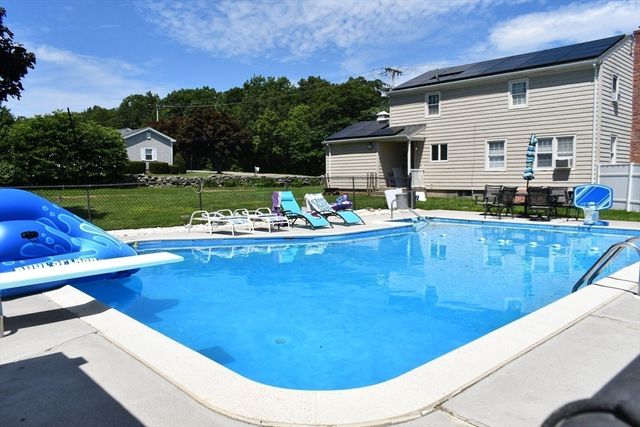 583 Whetstone Hill Rd, Somerset, MA 02726