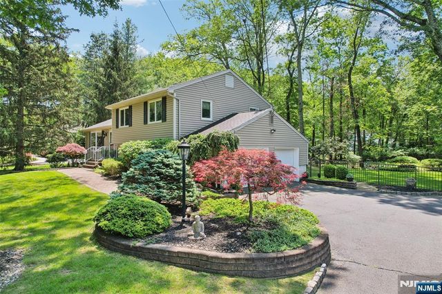 40 Fairhaven Drive, Allendale, NJ 07401