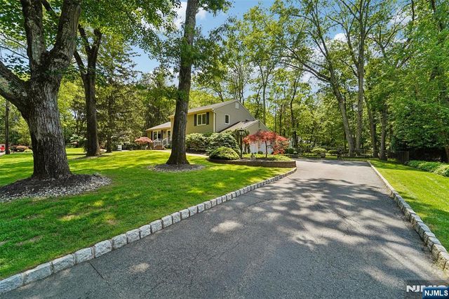 40 Fairhaven Drive, Allendale, NJ 07401