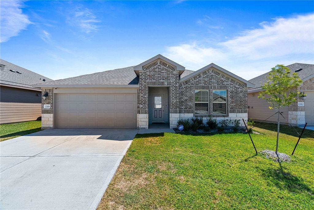1308 Maverick St, Sinton, TX 78387 — exterior
