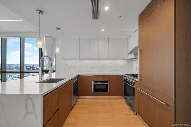 134-37 35th Ave 11A, Flushing, NY 11354
