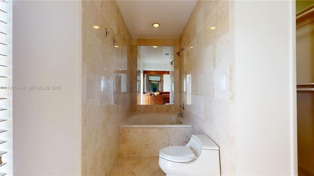 9620 E Calusa Club Dr, Miami, FL 33186