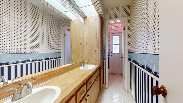 9620 E Calusa Club Dr, Miami, FL 33186