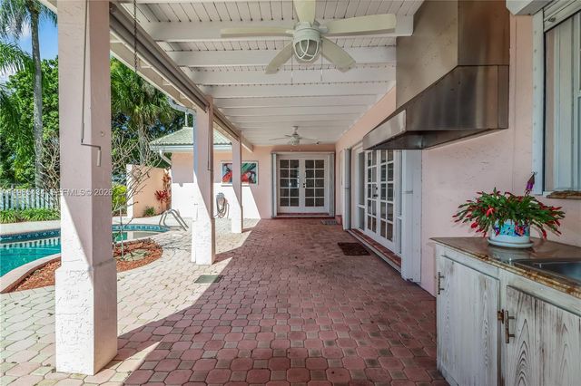 9620 E Calusa Club Dr, Miami, FL 33186