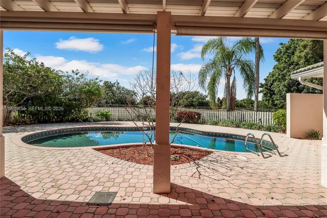 9620 E Calusa Club Dr, Miami, FL 33186