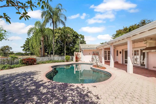 9620 E Calusa Club Dr, Miami, FL 33186