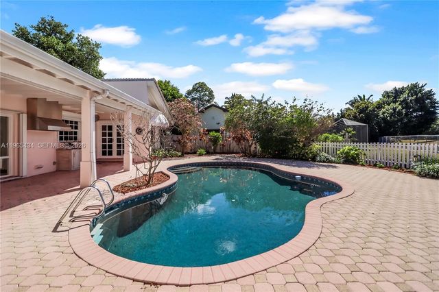 9620 E Calusa Club Dr, Miami, FL 33186