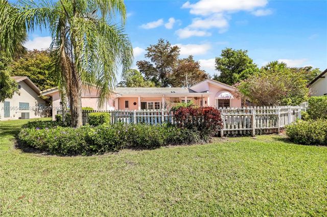 9620 E Calusa Club Dr, Miami, FL 33186