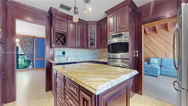 9620 E Calusa Club Dr, Miami, FL 33186