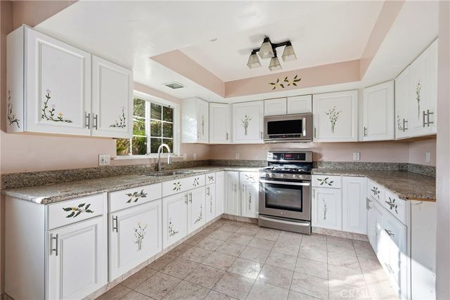 9854 Canby Avenue, Northridge, CA 91325