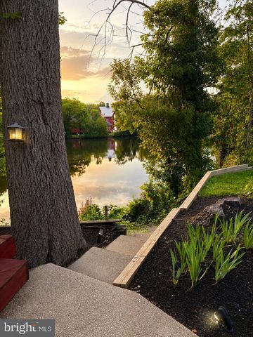 8 LAKESIDE DR, Medford, NJ 08055