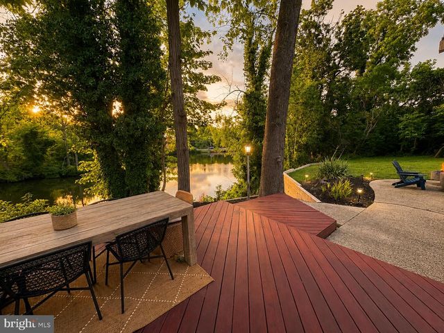8 LAKESIDE DR, Medford, NJ 08055