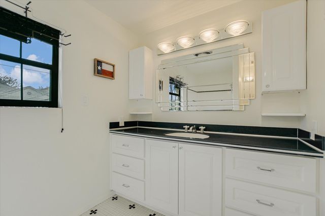 1018 Impala DR, Granite Shoals, TX 78654