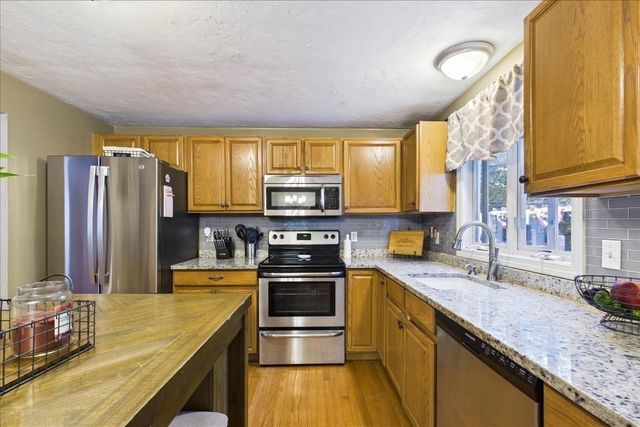 15 Old Center St, Middleboro, MA 02346