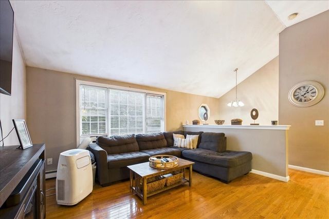 15 Old Center St, Middleboro, MA 02346
