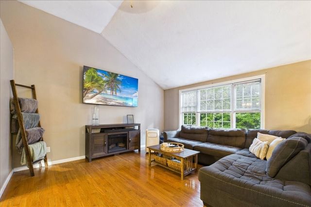 15 Old Center St, Middleboro, MA 02346