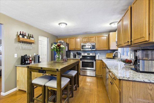 15 Old Center St, Middleboro, MA 02346