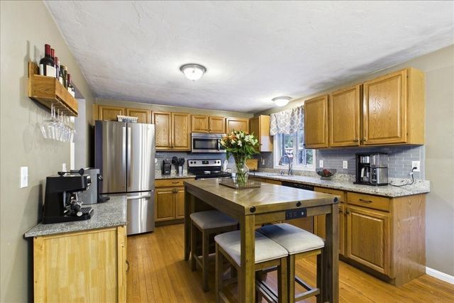 15 Old Center St, Middleboro, MA 02346