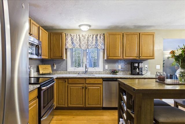 15 Old Center St, Middleboro, MA 02346