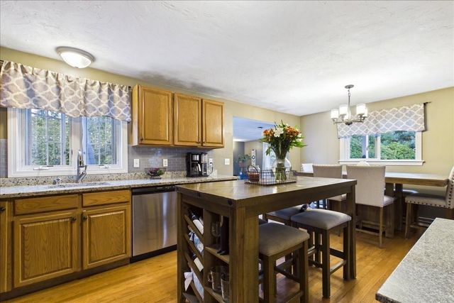 15 Old Center St, Middleboro, MA 02346