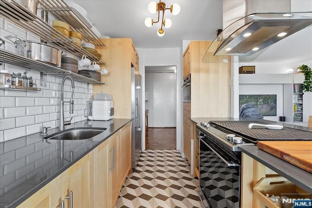 6600 Boulevard East 11K, West New York, NJ 07093