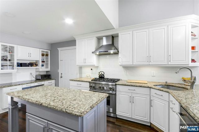 528 Baylor Avenue, River Vale, NJ 07675