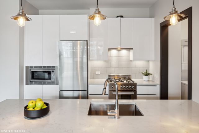 171 N Aberdeen Street 608, Chicago, IL 60607