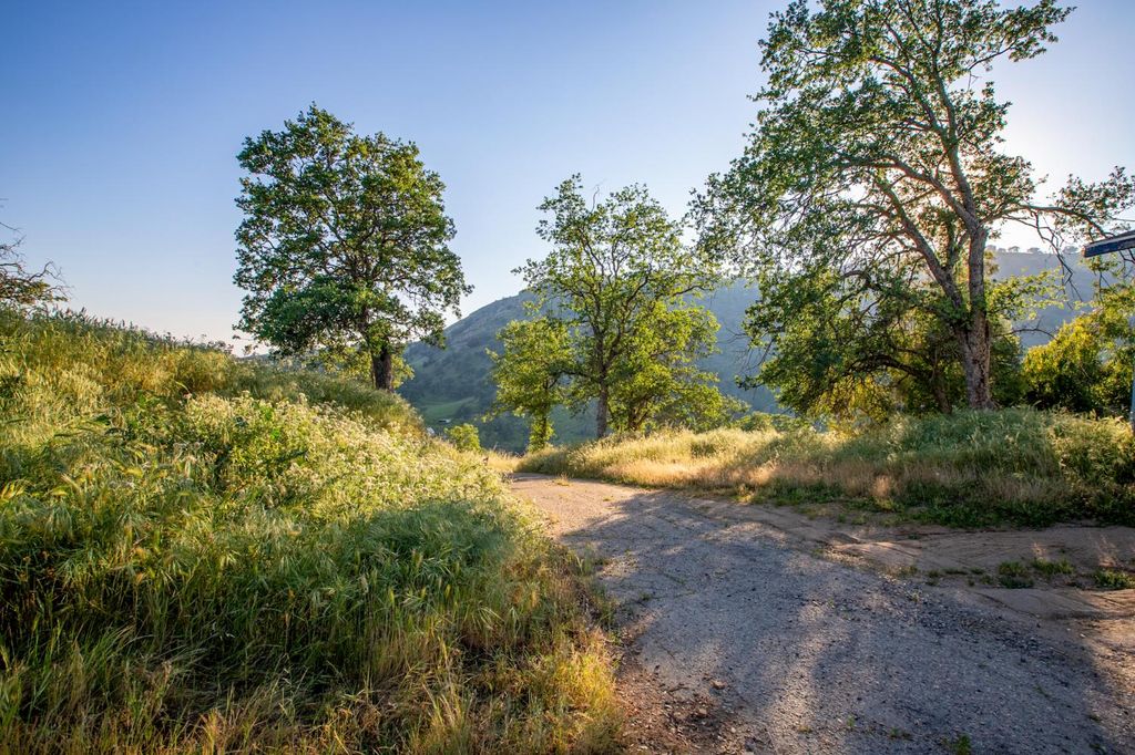 Image 4 of property listing at 35032 George Smith Road, Yokuts Valley, CA 93675