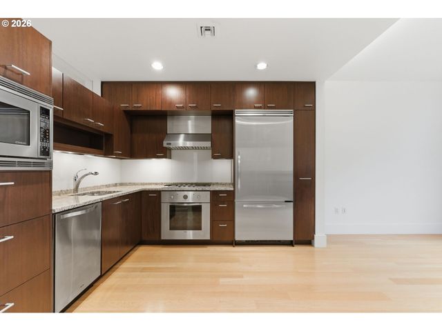 1001 Nw LOVEJOY St 213, Portland, OR 97209