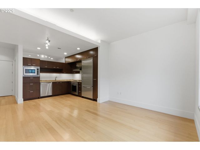 1001 Nw LOVEJOY St 213, Portland, OR 97209
