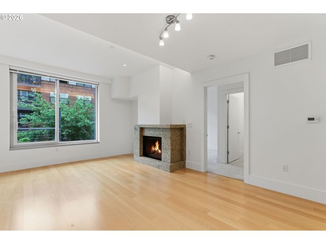 1001 Nw LOVEJOY St 213, Portland, OR 97209
