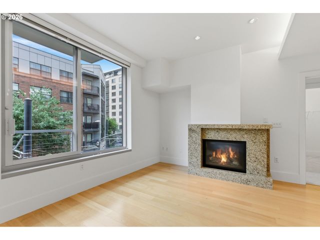 1001 Nw LOVEJOY St 213, Portland, OR 97209