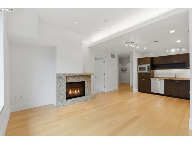1001 Nw LOVEJOY St 213, Portland, OR 97209