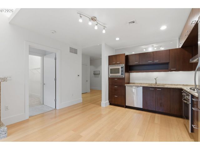 1001 Nw LOVEJOY St 213, Portland, OR 97209