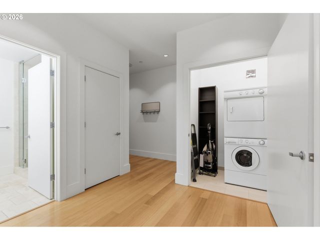1001 Nw LOVEJOY St 213, Portland, OR 97209